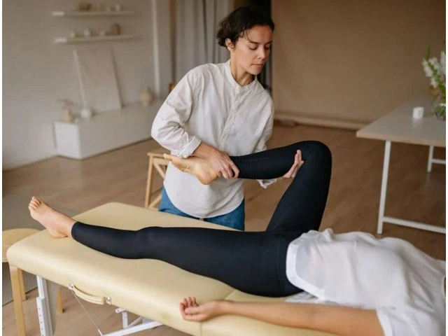 Back Pain Physiotherapy for Improved Comfort and Strength photo 1
