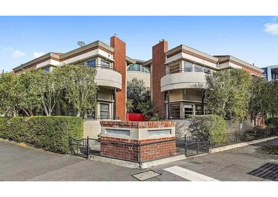 Enjoy Art Deco Charm in Williamstown with a Bay View Apartment photo 1